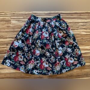 Beautiful fall colora black floral skirt size S small